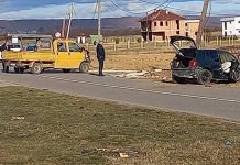 Dy vetura u aksidentuan, njëra e la këmbësorin të vdekur