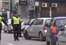 Qytetari e kërcënoi një shofere, s’e duroi në trafik (VIDEO)