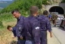 Pamje të rralla: Ushtarët anglezë i çarmatosin policët serbë për dy minuta (VIDEO)