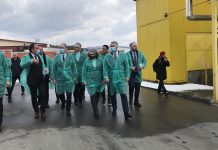 Kryeministri Kurti në aksion pas rritjes së çmimeve: Viziton fabrikën e vajit në Gjilan!