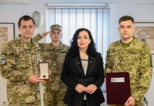 Osmani dekoron ushtarët e Ukrainës që shërbyen në Kosovë