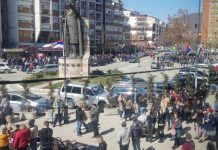 Serbët nisin të mblidhen në veri të Mitrovicës (FOTO)