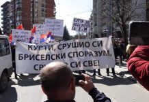 Zbulohet çfarë shkruan në pankartat e serbëve kundër kryeministrit Albin Kurti