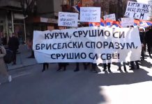 Serbët në veri me pankarta kundër Albin Kurtit (PAMJE)