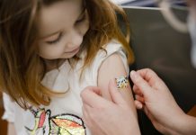Zvicër: Nëna humb gjyqin, duhet ta vaksinojë fëmijën 5-vjeçar