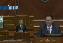 Glauk Konjufca ‘shkrihet’ së qeshuri me Besnik Tahirin në Kuvend
