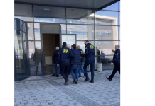 Të prangosur sillen në Gjykatë, 50 zyrtarët e arrestuar për korrupsion