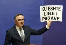 Besnik Tahiri del në konferencë dhe bën një pyetje, flet edhe për Trustin