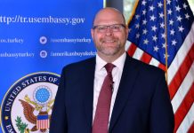 Ambasadori amerikan: Kosova ka liderë të fortë, po bëjnë zgjedhjet e duhura për vendin