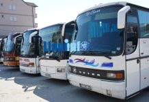 Shoqata e Transportit nuk e zbaton vendimin e Ministrisë për përgjysmim të biletave të autobusit për studentët dhe disa kategori tjera