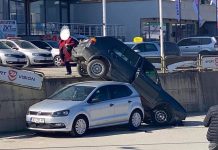 Momenti kur Golf 2-shi humb drejtimin, kalon rrethojat dhe bie në parking