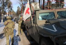 Trupat e armatosura ruse fshihen nën flamurin e Kryqit të Kuq në Ukrainë (FOTO)