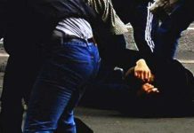 Rrahen pesë nxënës në shkollën ekonomike, dy përfundojnë në spital