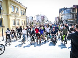 Të rinjtë e Podujevës marshojnë me biçikleta për ta shënuar fillimin e stinës së pranverës