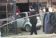 Policia jep detaje për veturën që përfundoi në lokal