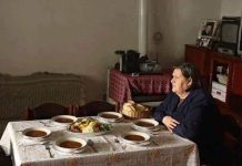 Bajrami pa familje – Nëna Ferdonije Qerkezi priti sot shumë vizitorë: Më lehtëson pasi e ndiej veten që s’jam e vetmume