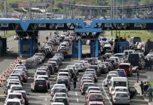 Bashkatdhetarët përballen me pritje mbi 6 orë në kufirin Serbi – Kroaci