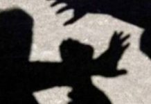 Burri shkon te puna e ish-gruas, e rrah ate dhe kolegun e saj