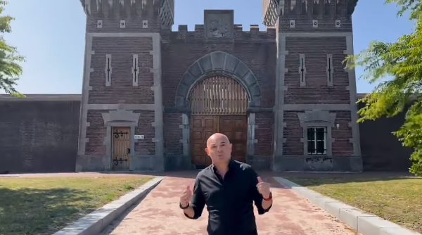 8C38B22B-3830-46F1-A1ED-2AA58F6364F0