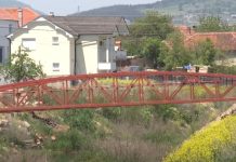 Çiklisti 81-vjeçar bie nga ura, vdes në lumë (VIDEO)