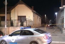 Vrasje në tentativë: Burri sulmon me sëpatë familjarët e tij të moshuar, gruaja mbetet e plagosur rëndë në kokë