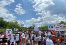 Qytetarët në Klinë protestojnë kundër ndërtimit në fabrikës së çimenton, i bashkëngjiten edhe deputetë të VV-së e PDK-së