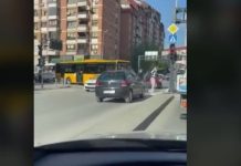 Vetura hyn në anën e kundërt të rrugës në Dardani, shoferët tjerë mbesin të habitur