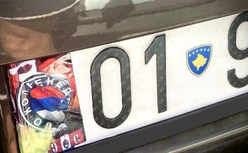 Greqi: Kosovarit dikush ia vendos në targa të veturës stikerin me flamurin serb (FOTO)
