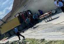 Aksident i rëndë, kamioni përplaset për një shtëpi – vdes shoferi (VIDEO)