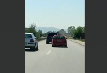 Vetura bllokon komunikacionin në rrugën Podujevë-Prishtinë, vetëm për ta ruajtur kolonën e ‘krushqve’ (VIDEO)