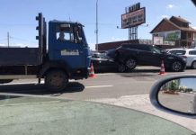 Aksident i çuditshëm, vetura futet nën xhip