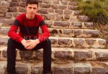 19-vjeçari vdes në fushë futbolli (VIDEO)