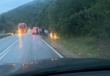 Aksidentohet një veturë – pamje nga vendi i ngjarjes