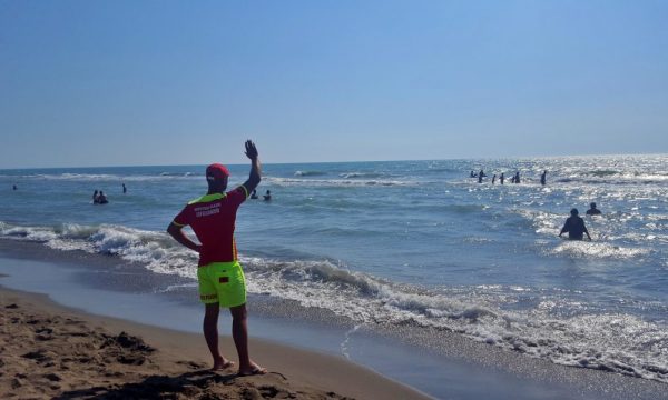 Vojtuesit-e-plazhit-ne-Spille-keshillojne-plazhistet-te-dalin-ne-breg-per-shkak-te-dallgeve-dhe-flamurit-te-kuq-Gazeta-Si-Edmond-Prifti-1-1068x601-1-600x360 (1)