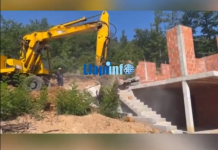 Momenti kur rrënohen disa objekte pa leje në Orllan të Podujevës (Video)