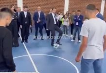 Kurti e teston veten në futboll në shkollën në Batllavë (VIDEO)