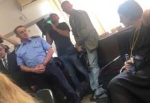 “Këta duhet me i arrestu”, përplasja e proestueses me policin në konferencën e KGJK-së