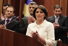 Publikohen pamjet kur Atifete Jahjaga ishte komandante e Policisë – ky deputet i njohur ishte truproje
