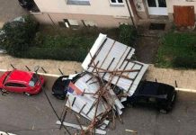 Stuhi e fuqishme në këtë qytet, kulmet e shtëpive bien mbi vetura (PAMJE)