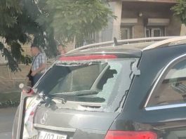 Trotineti elektrik përfundon në një veturë në qendër të Prishtinës, ia thyen xhamin