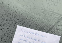 Kosovarit ia godit dikush veturën dhe ia lë letrën me shkrimin epik