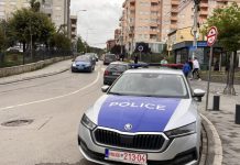 Gruaja e kap ‘mat’ me tjetrën, burri e rrah brutalisht atë