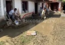 Banorët heqin baltën me kova nga shtëpitë e tyre, pas vërshimve të mëdha (VIDEO)