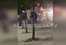 Dy taksistë rrahen mes vete në Prishtinë, pas një mosmarrëveshje në komunikacion (VIDEO)