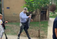 Aktivistët e PSD e gjuajnë me miell ministrin Hekuran Murati (VIDEO)