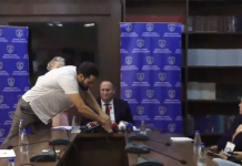 Aktivistët e ndërprejnë konferencën e KGJK-së: Shkarkoni gjyqtarët që s’i mbrojtën gratë