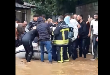 Një foshnje që evakuohet nga zjarrfikësit, spital i përmbytur, Gjakova në gjendje të rëndë pas vërshimeve!