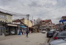 Burri hyn në një piceri dhe ngacmon pronaren, arrestohet nga Policia