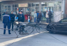 Shtylla elektrike bie mbi veturë, lëndohen tre persona