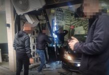 Pamje nga aksidenti, vetura futet ne Mobi Shop (FOTO)